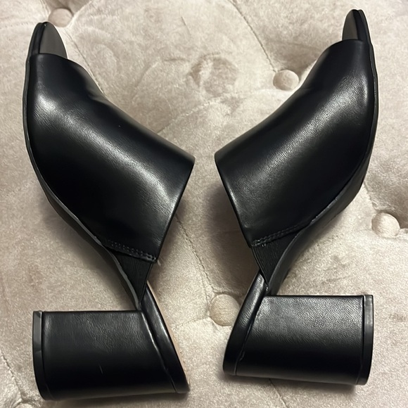 Adrienne Vittadini, black block heel asymmetrical style shoe - Picture 6 of 7